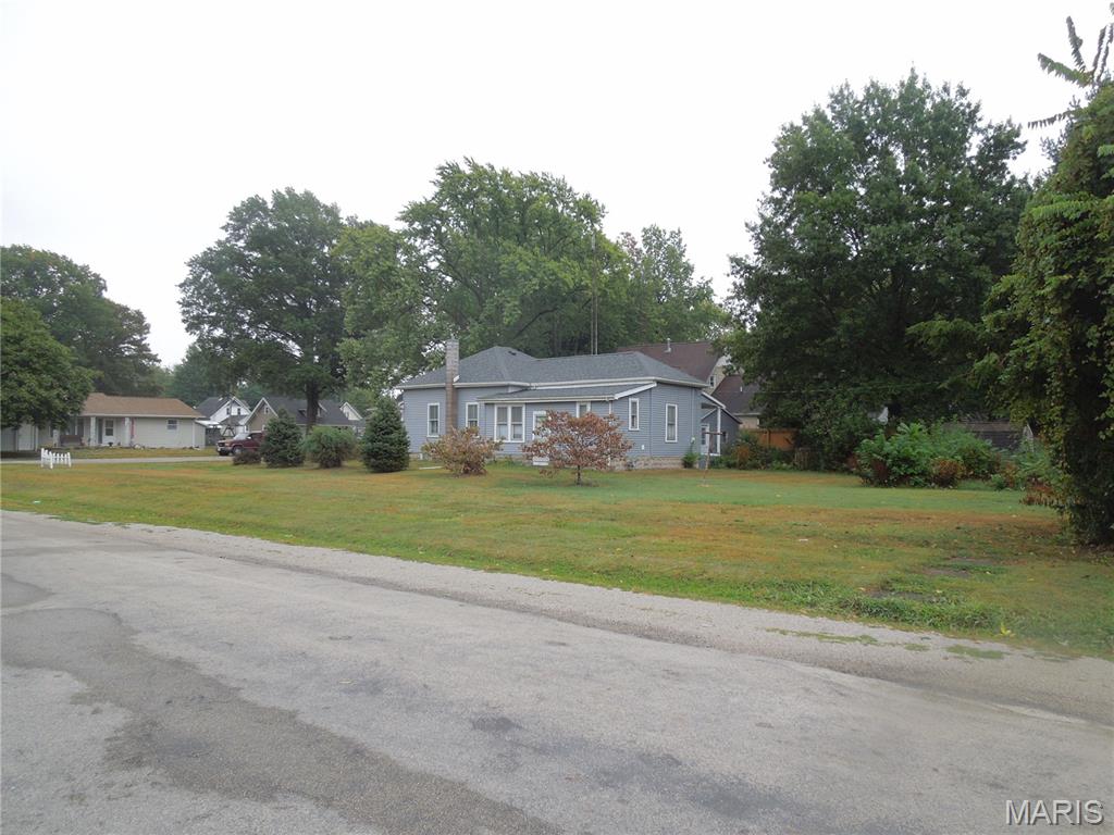 323 North Maple Street Nokomis, IL 62075 - Photo 3 of 18