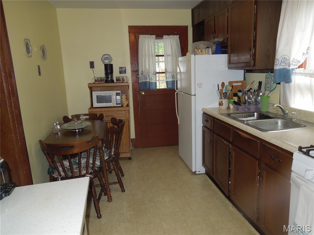 323 North Maple Street Nokomis, IL 62075 - Photo 7 of 18