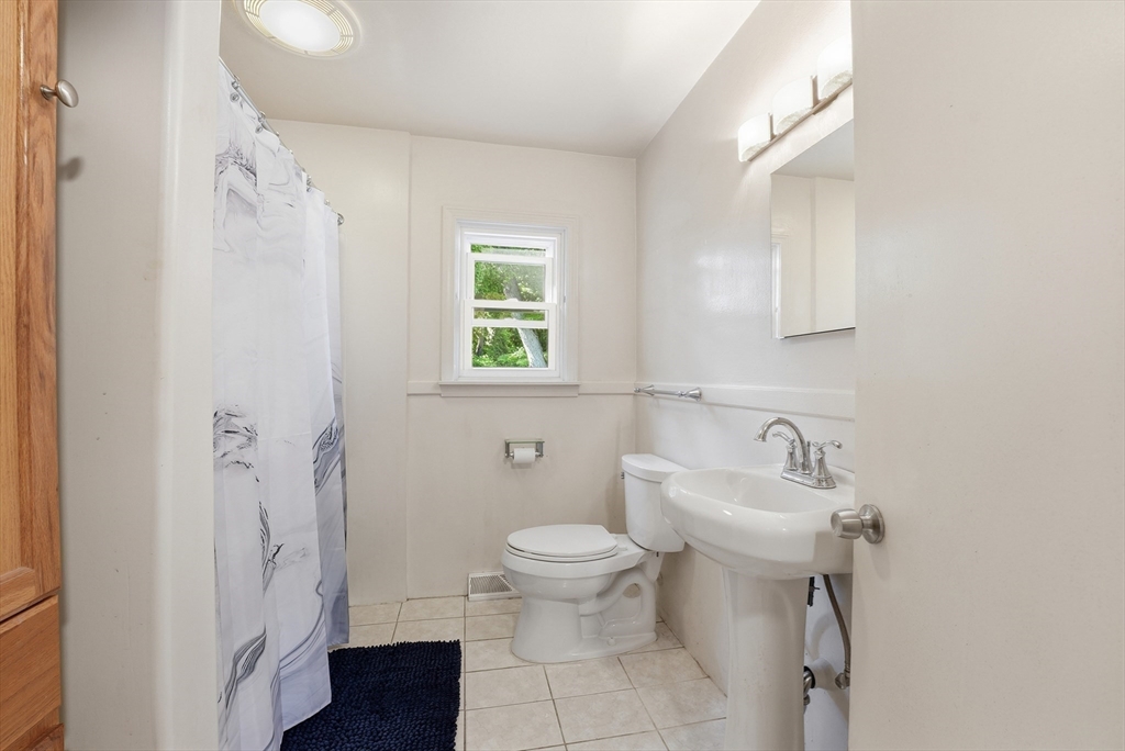 272 Prospect Avenue West Springfield, MA 01089 - Photo 22 of 39