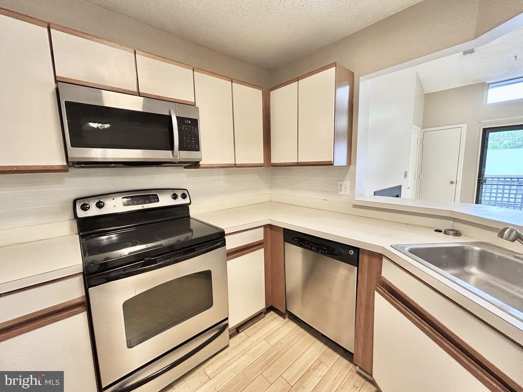 11739 E Summerchase Circle Reston, VA 20194 - Photo 6 of 10