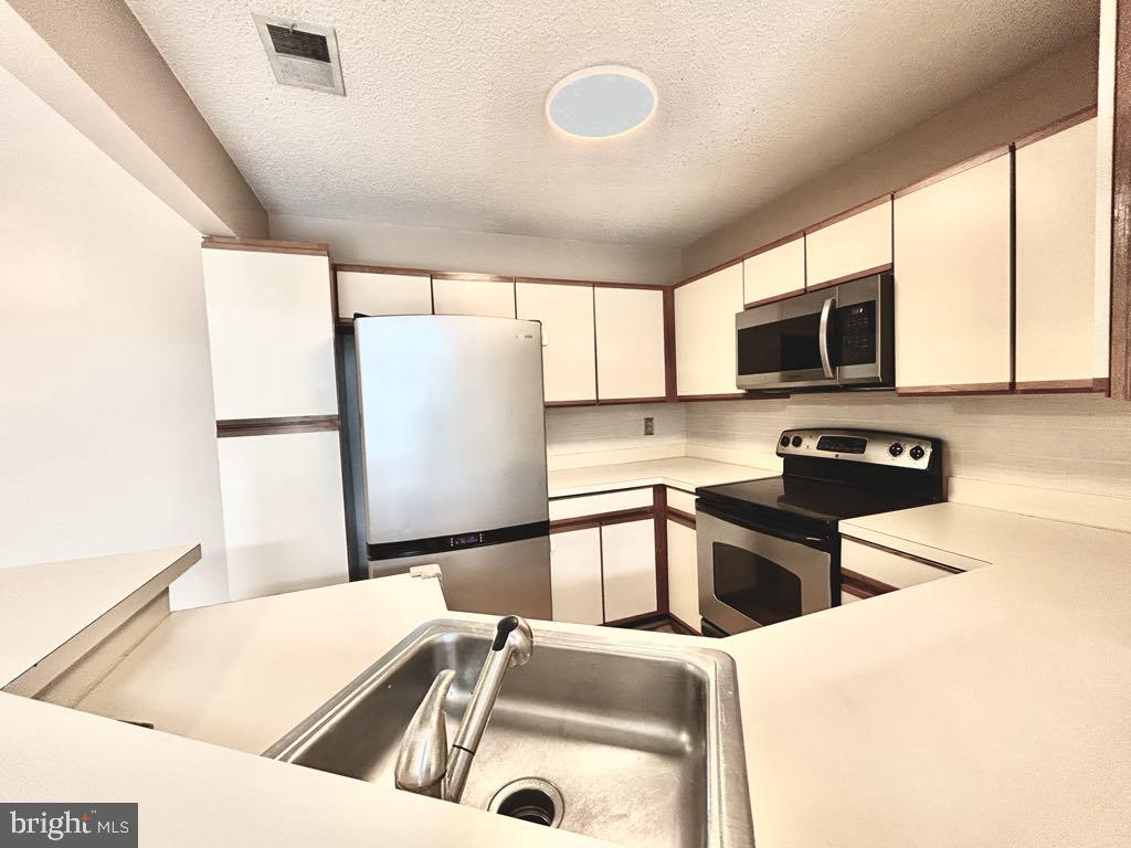 11739 E Summerchase Circle Reston, VA 20194 - Photo 7 of 10