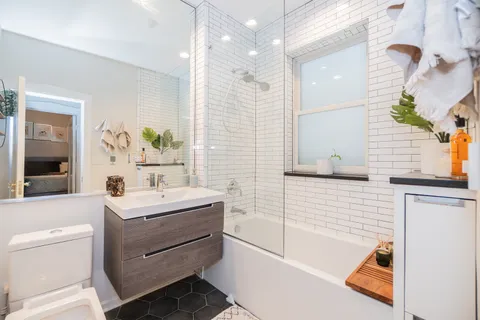 $299,000 | 3644 North Pine Grove Avenue, Unit 1, Chicago, IL 60613