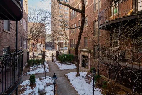 $299,000 | 3644 North Pine Grove Avenue, Unit 1, Chicago, IL 60613