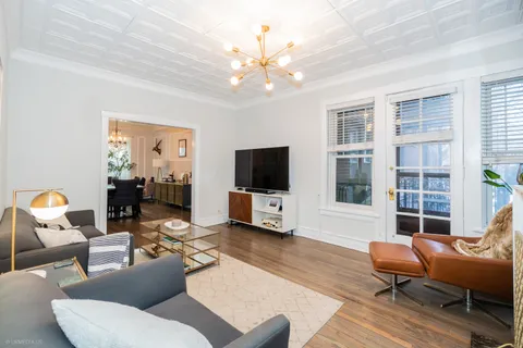 $299,000 | 3644 North Pine Grove Avenue, Unit 1, Chicago, IL 60613