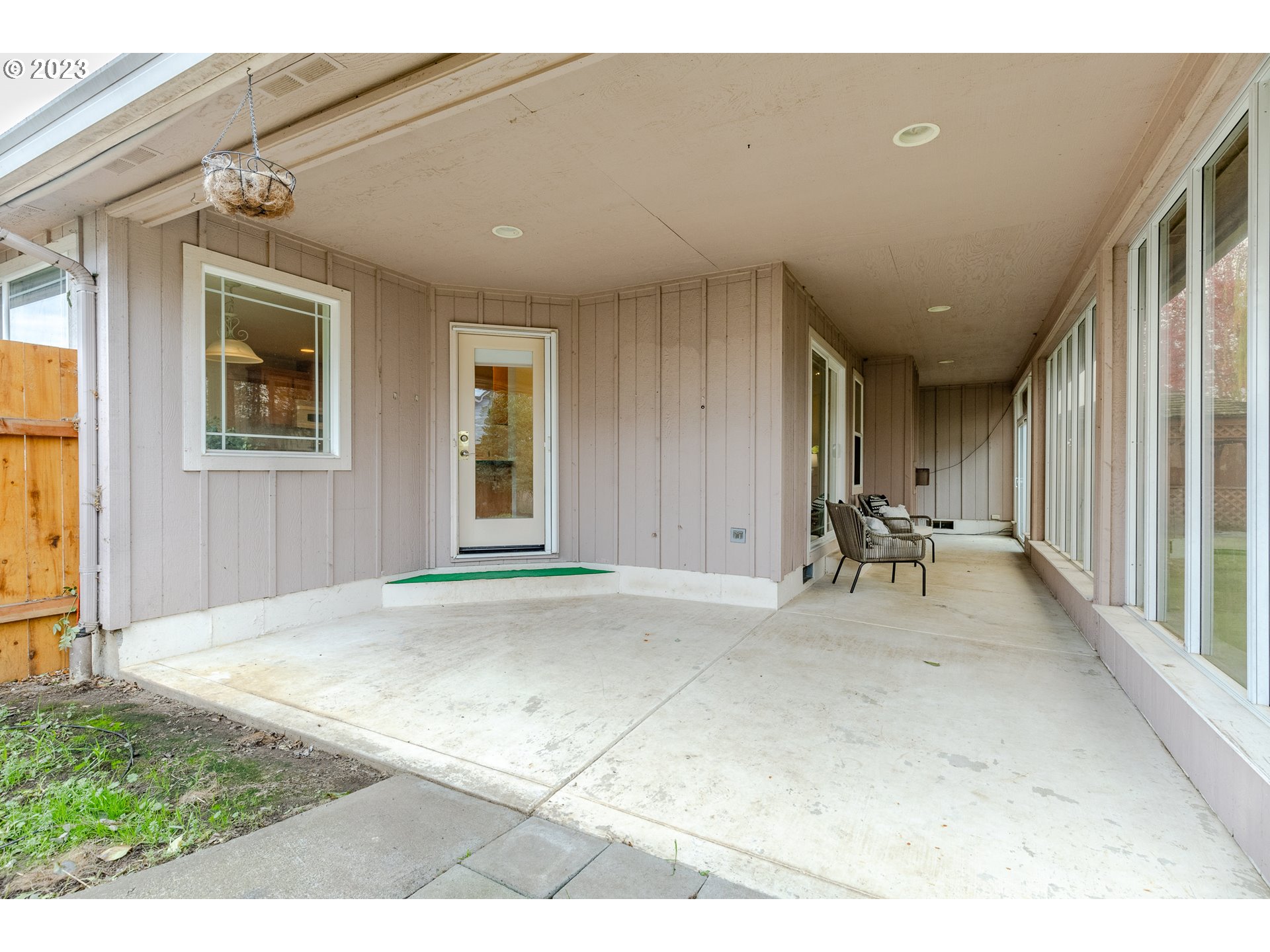 968 S Street Springfield, OR 97477 - Photo 33 of 42 a view of a livingroom with a patio and a dishwasher