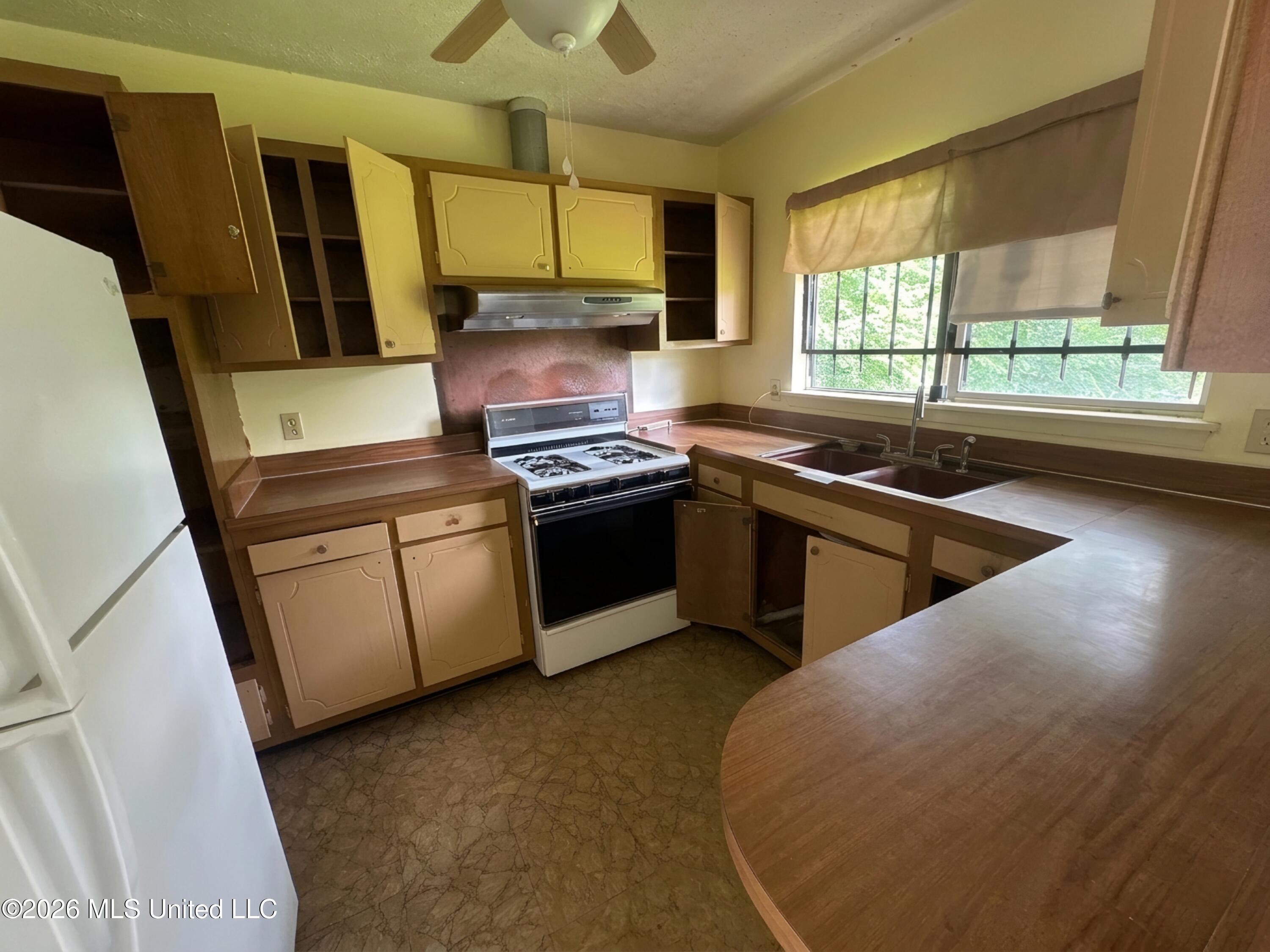 2002 Queensroad Avenue Jackson, MS 39213 - Photo 7 of 9 I1 (Kitchen)