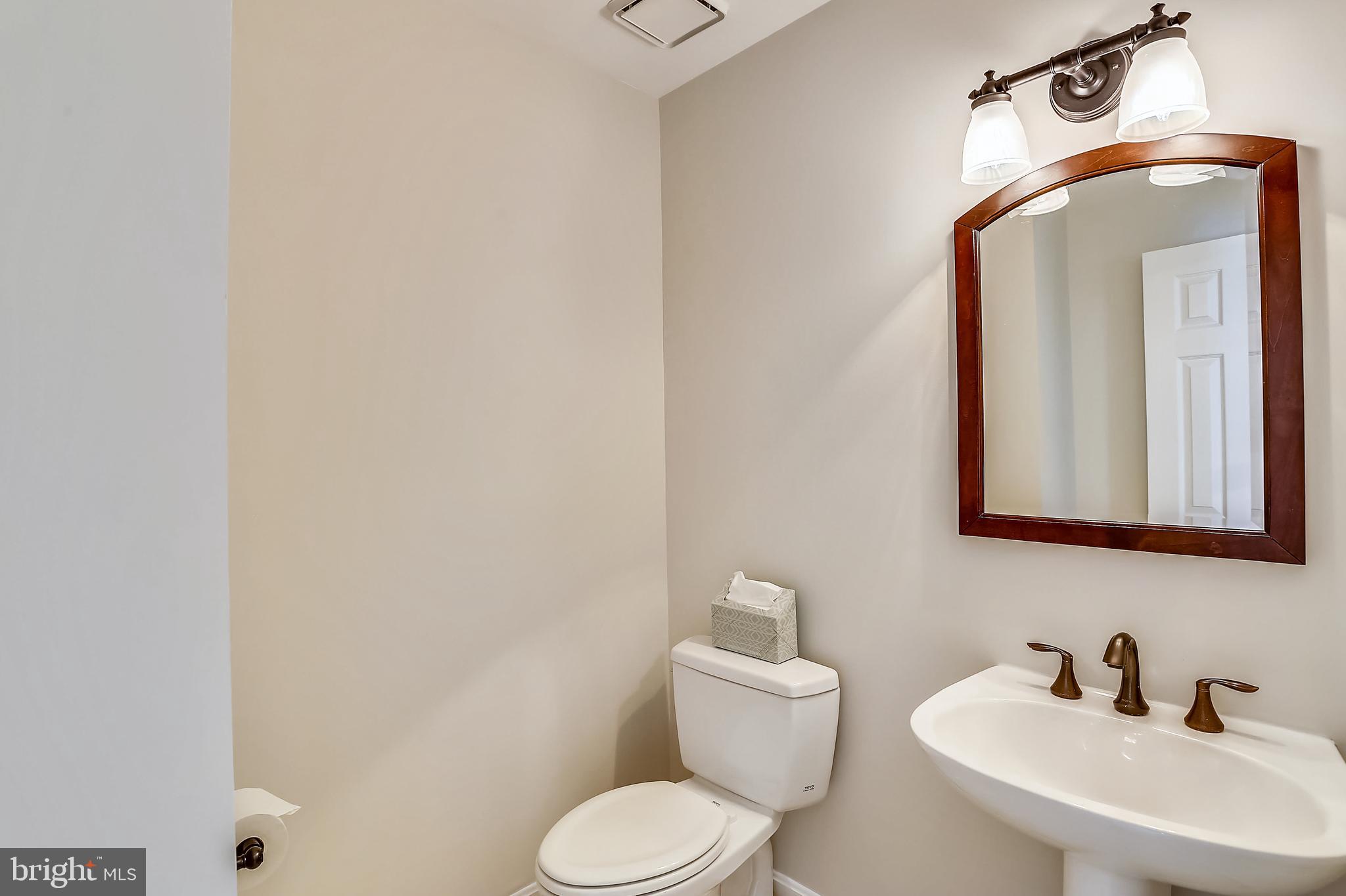 313 Ridgepoint Place Gaithersburg, MD 20878 - Photo 14 of 52 a bathroom with a toilet sink and mirror