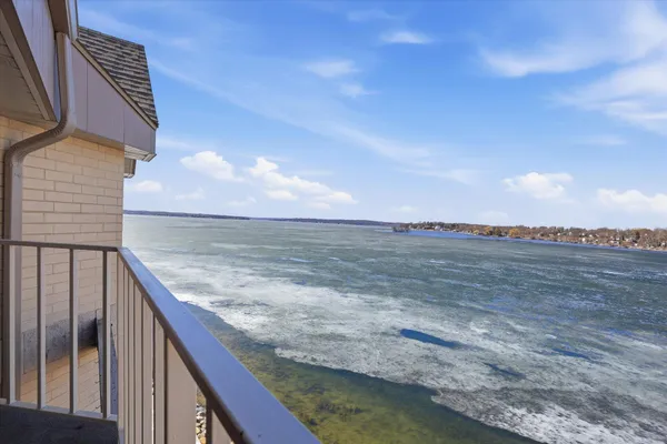 $579,900 | 130 West Wisconsin Avenue, Unit 23, Pewaukee, WI 53072
