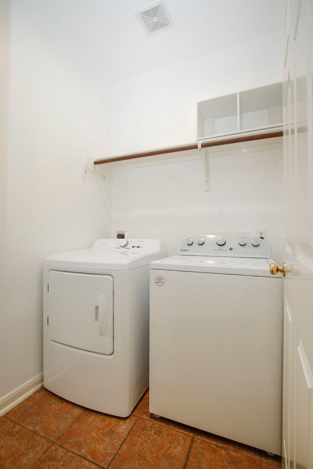 2818 Crescent Star Road Spring, TX 77388 - Photo 13 of 20 a utility room with dryer and washer