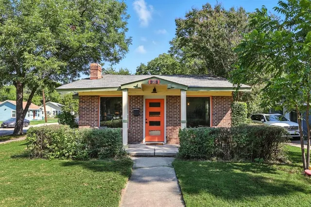 a view of front of a house with a yard
