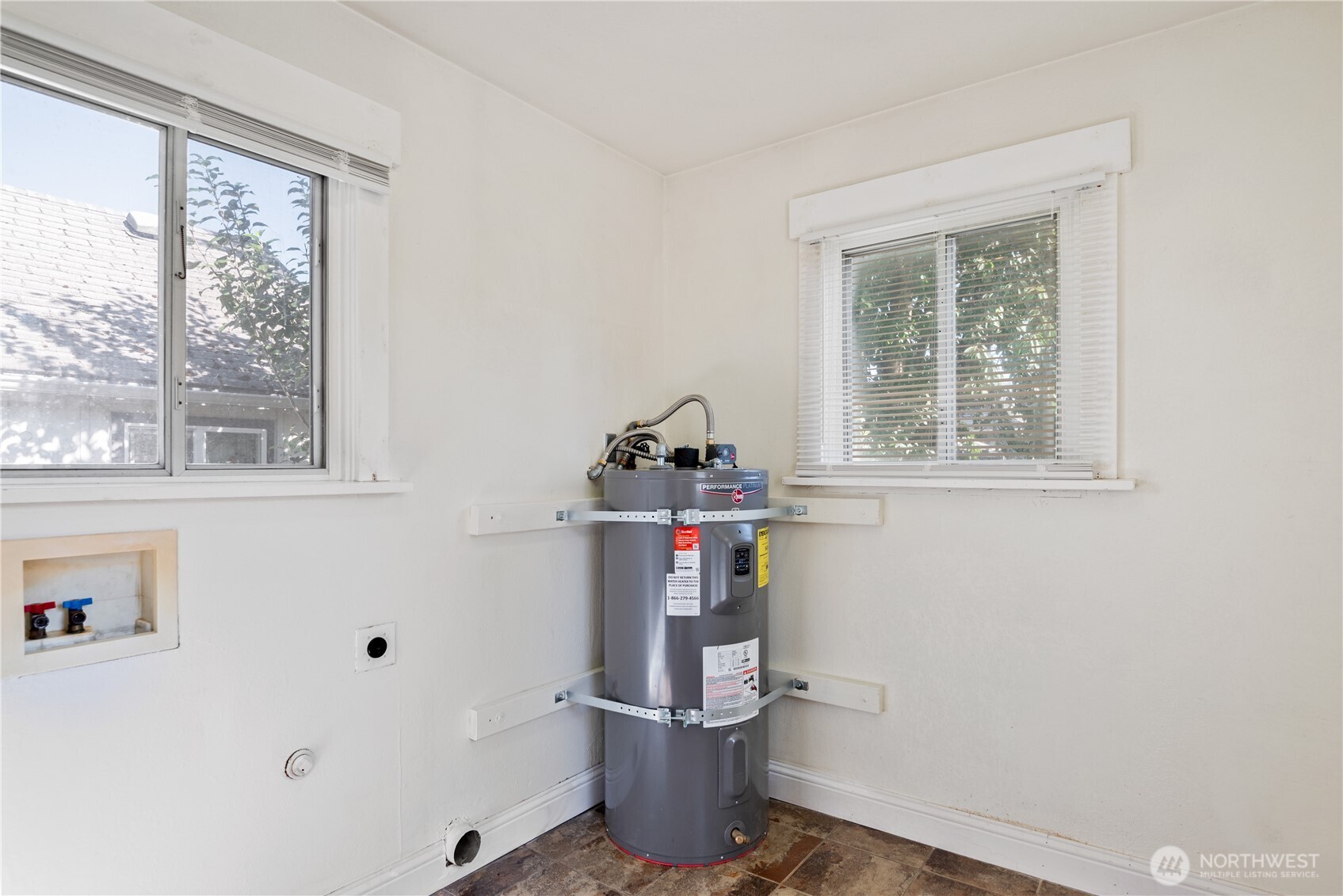 348 22nd Avenue Longview, WA 98632 - Photo 14 of 31 a room with a window and workspace