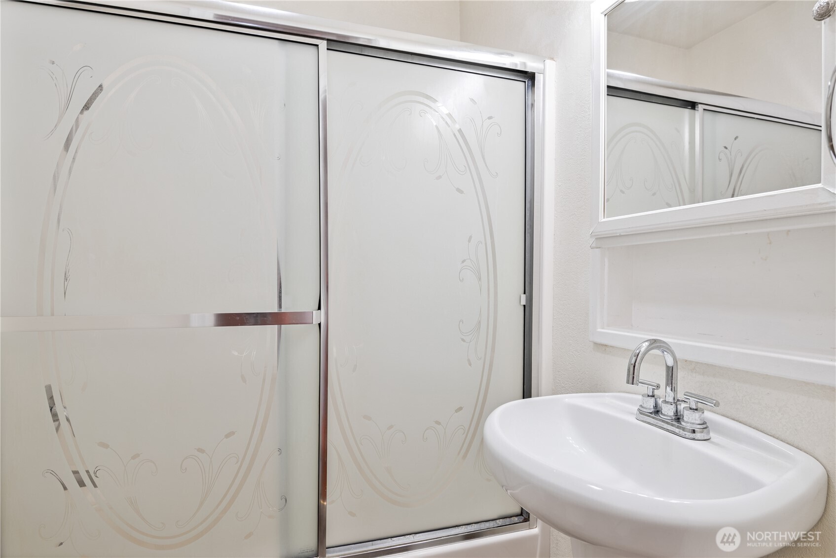 348 22nd Avenue Longview, WA 98632 - Photo 16 of 31 a bathroom with a sink and a mirror