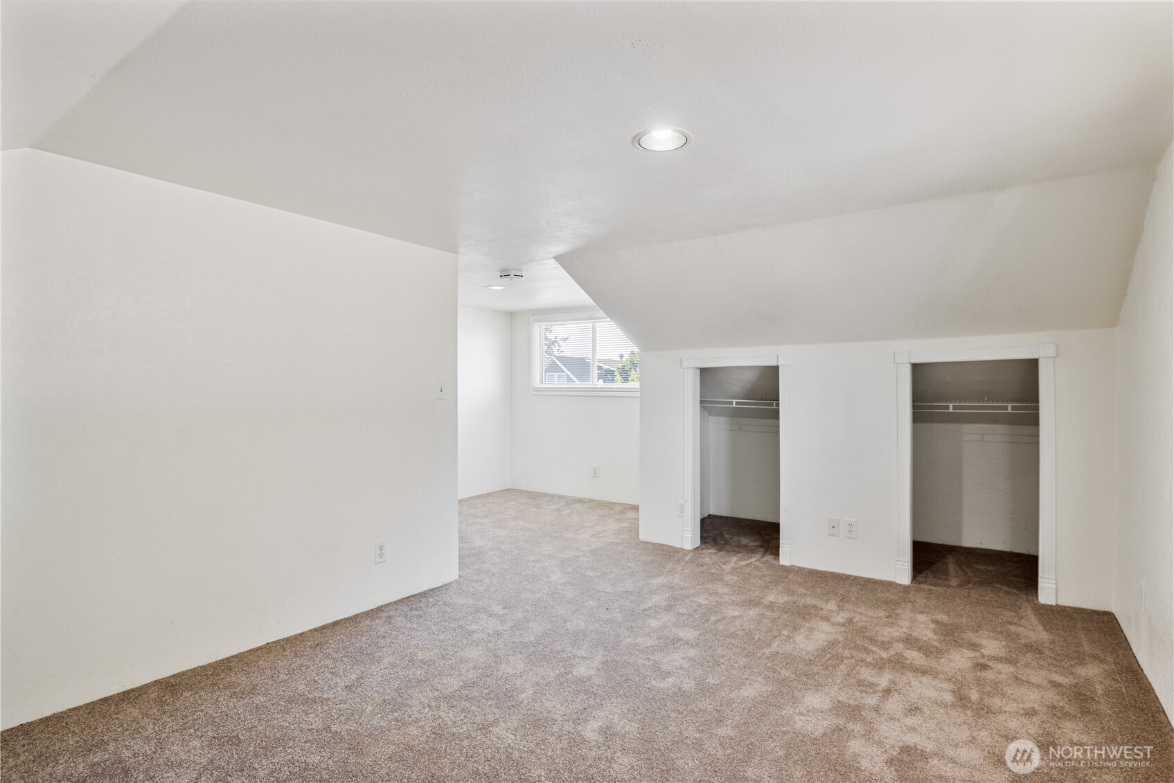 348 22nd Avenue Longview, WA 98632 - Photo 21 of 31 an empty room with windows and closet
