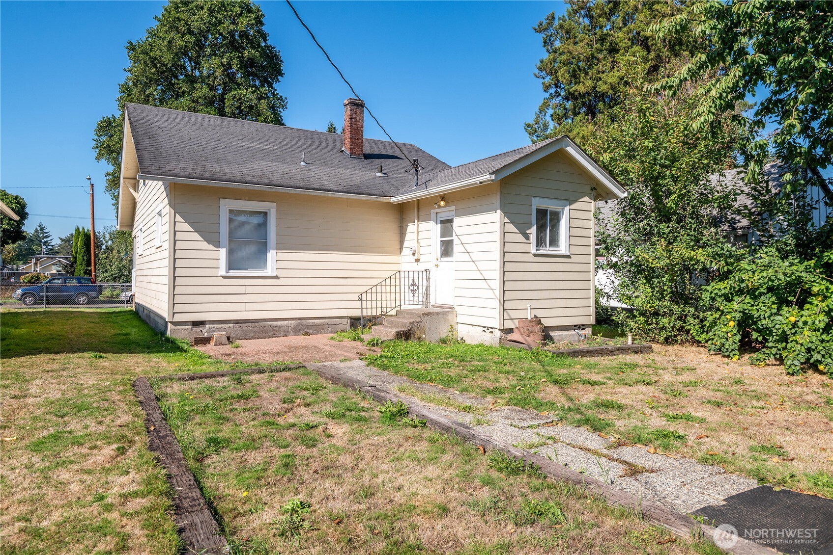 348 22nd Avenue Longview, WA 98632 - Photo 26 of 31 a front view of a house with garden