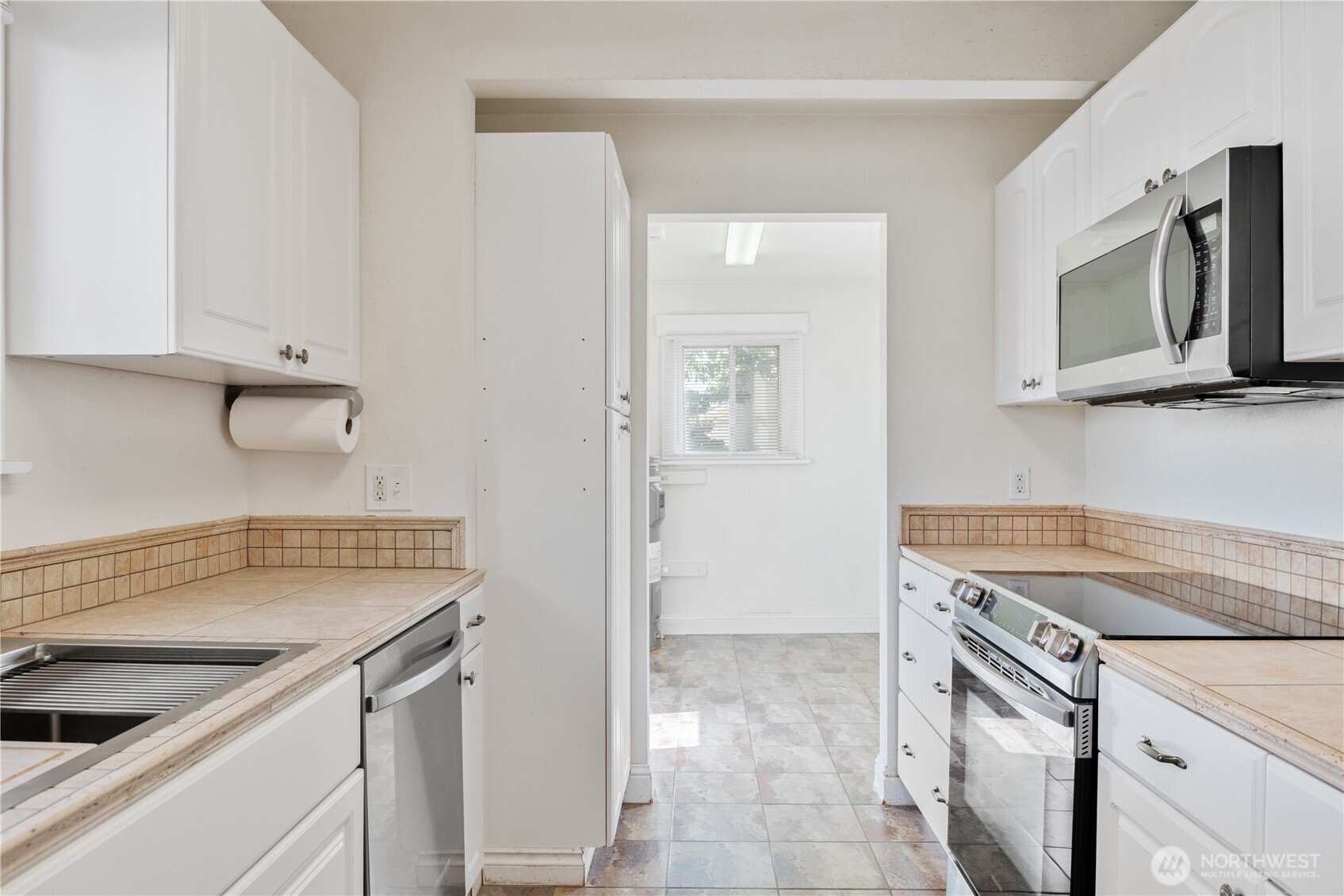 348 22nd Avenue Longview, WA 98632 - Photo 10 of 31 a kitchen with a sink stove and microwave