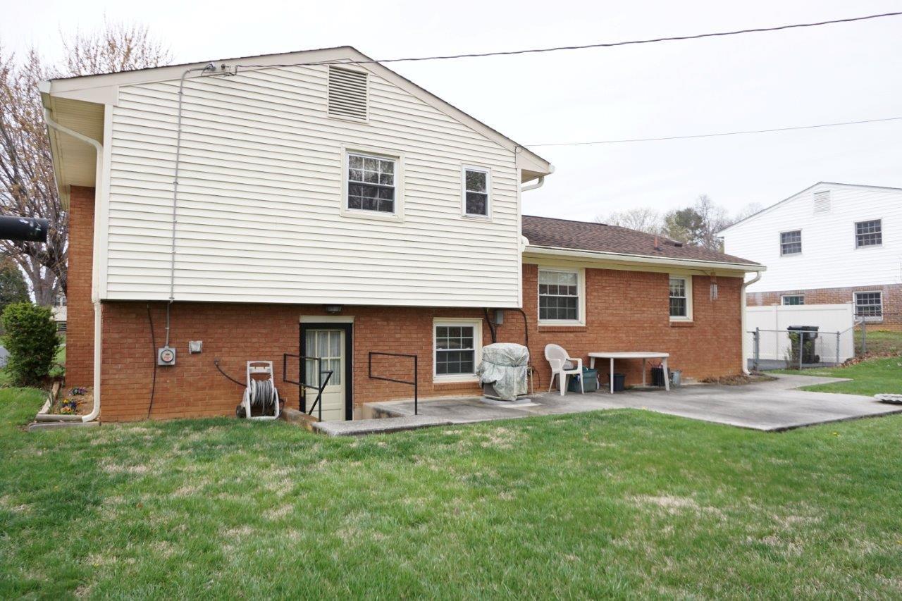 5915 Plantation Road Roanoke, VA 24019 - Photo 9 of 42 9
