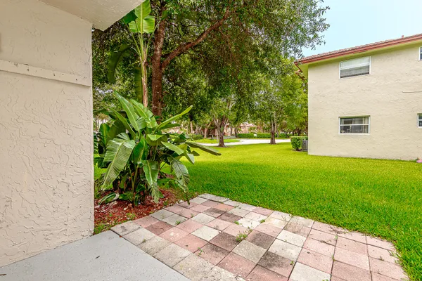 a view of a yard with a house