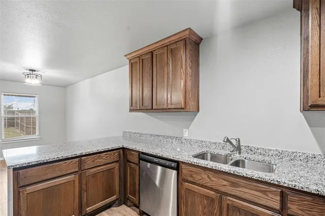 $1,750 | 113 Abbey Park Court, Granbury, TX 76049