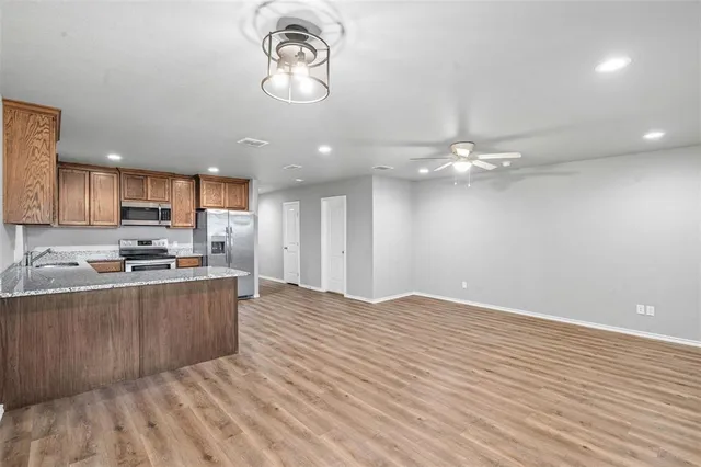 $1,750 | 113 Abbey Park Court, Granbury, TX 76049