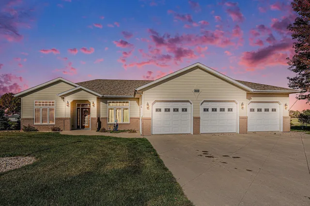 $499,900 | 505 East 2nd Avenue, Beaver Creek, MN 56116