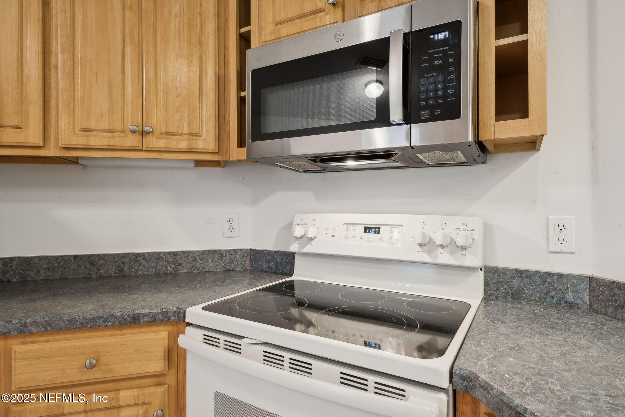 36 Currant Avenue Middleburg, FL 32068 - Photo 19 of 59 a kitchen with a stove and a microwave