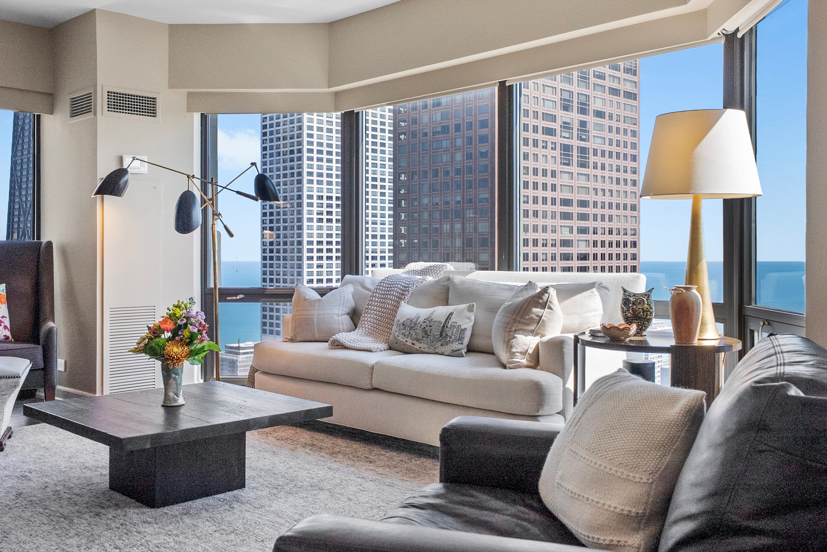 100 East Huron Street, Unit 4503 Chicago, IL 60611 - Photo 20 of 50 a living room with furniture and a lamp