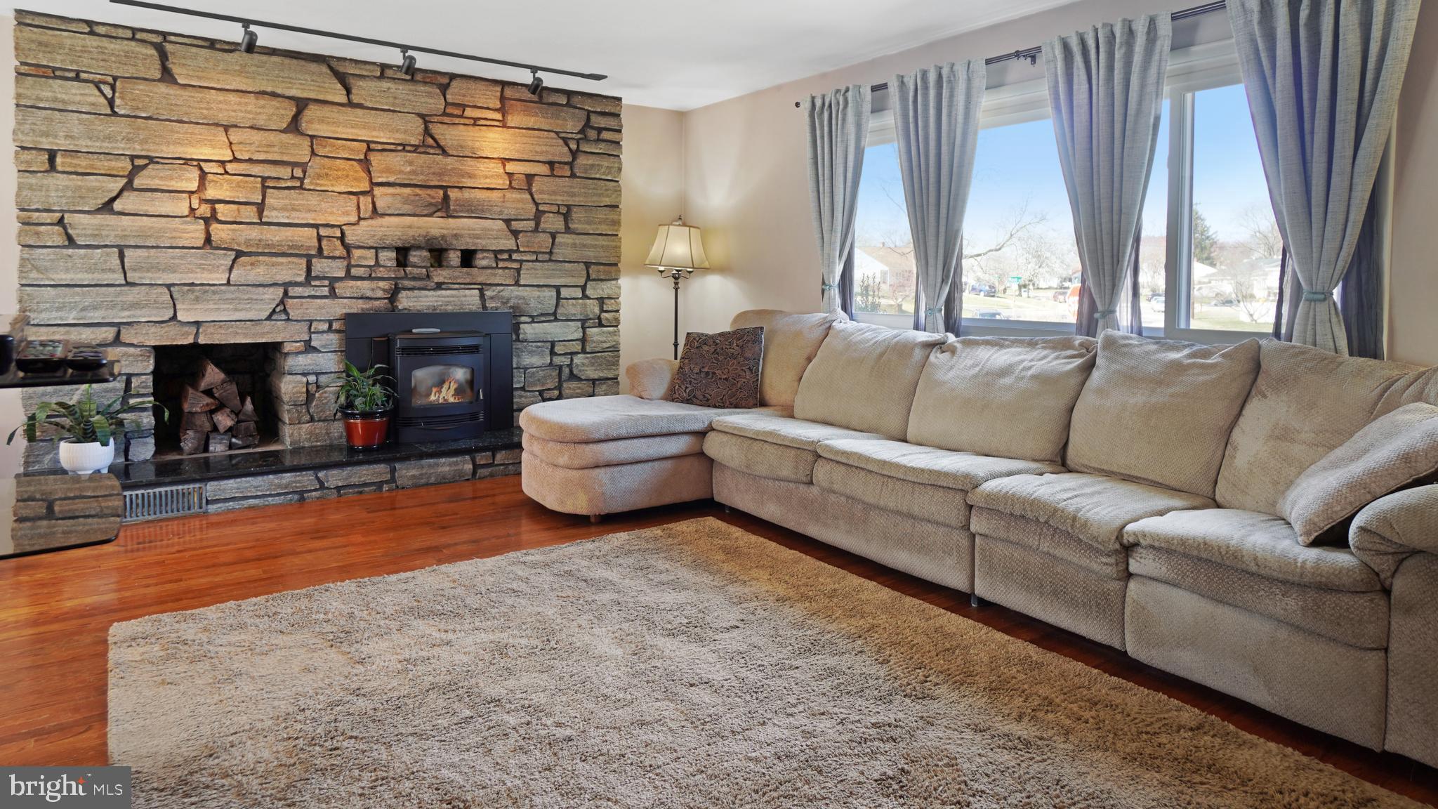 203 Ridgely Road Glen Burnie, MD 21061 - Photo 4 of 35 Living Room - Lots of space - Open and bright.