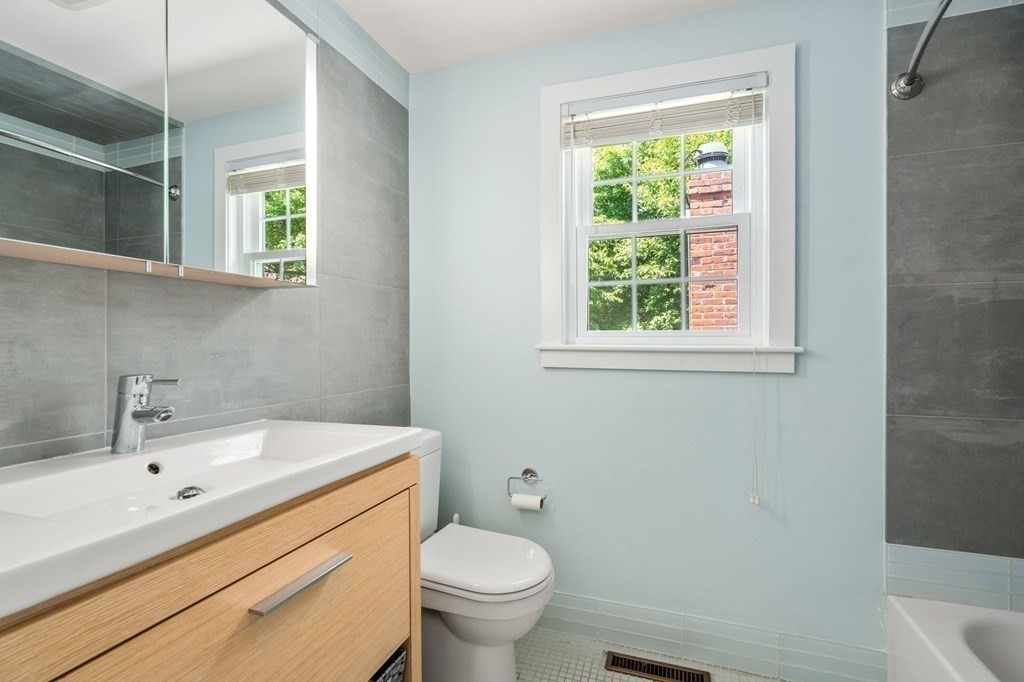 285 Temple Street Newton, MA 02465 - Photo 14 of 19