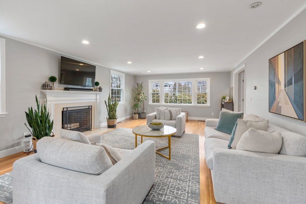 285 Temple Street Newton, MA 02465 - Photo 3 of 19