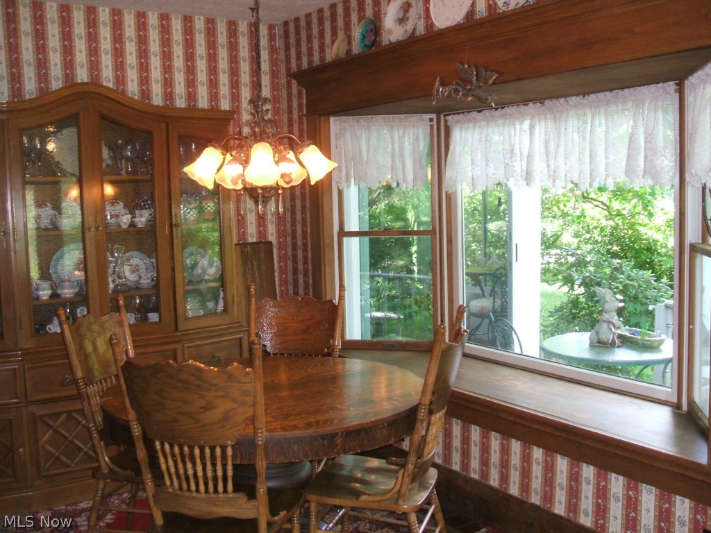 2118 North Medina Line Road Akron, OH 44333 - Photo 10 of 25 Beautiful dining area with large bay window overlooking grounds