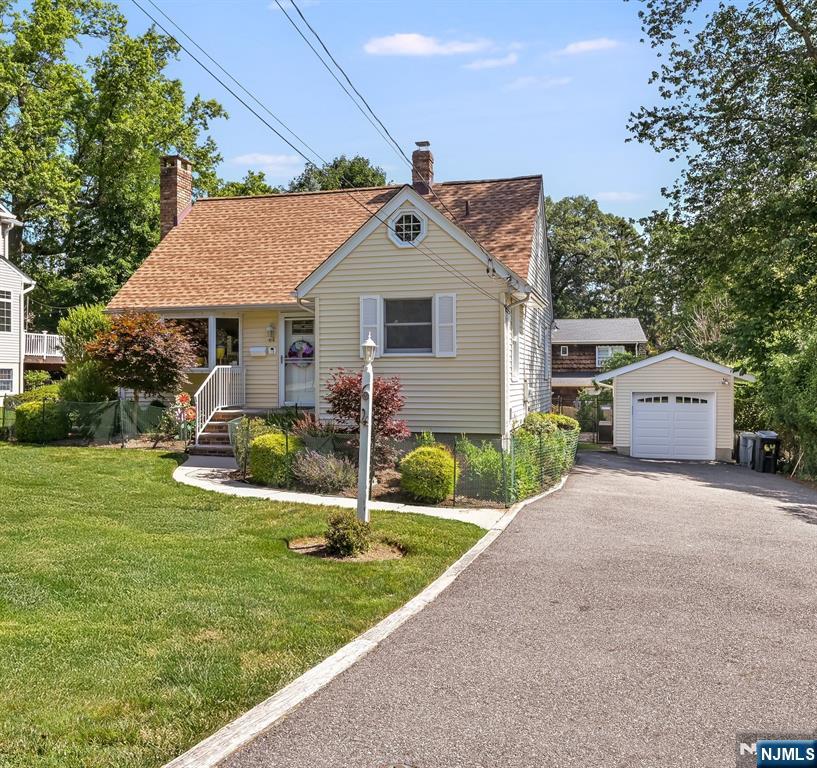 64 Ridge Avenue Park Ridge, NJ 07656 - Photo 3 of 32