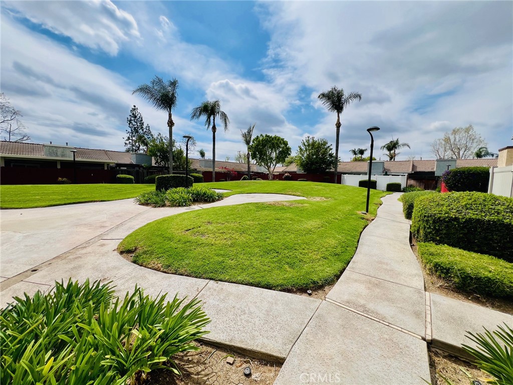 9505 Arlington Avenue, Unit 29 Riverside, CA 92503 - Photo 20 of 21 a view of a volley ball court