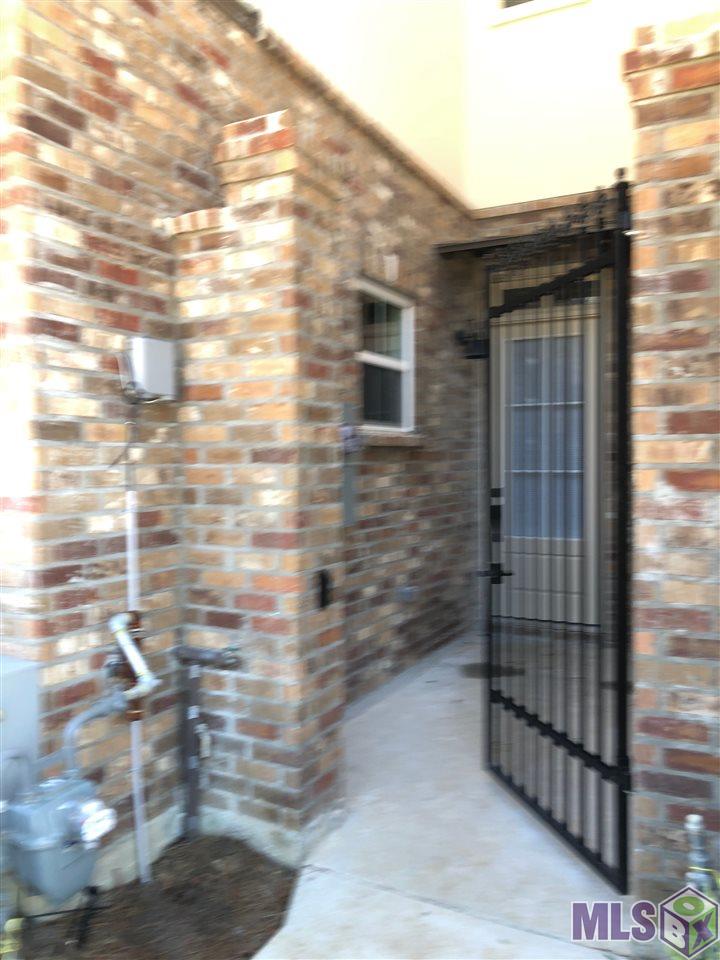 433 St Thomas Lane Baton Rouge, LA 70806 - Photo 2 of 11 Courtyard Entrance