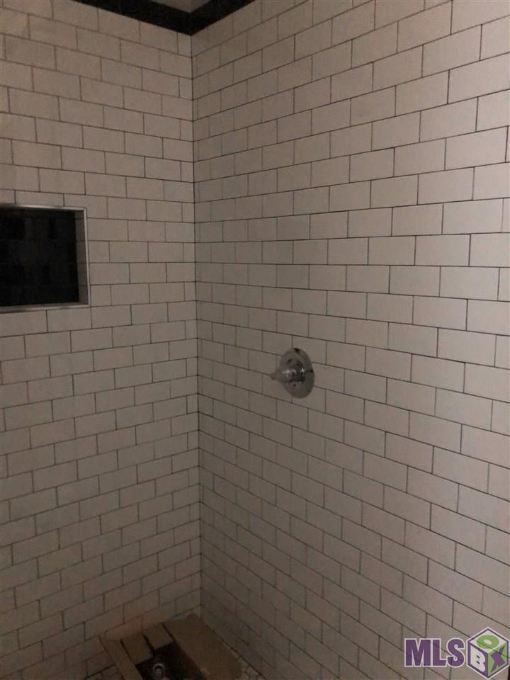 433 St Thomas Lane Baton Rouge, LA 70806 - Photo 8 of 11 Separate Shower in Master