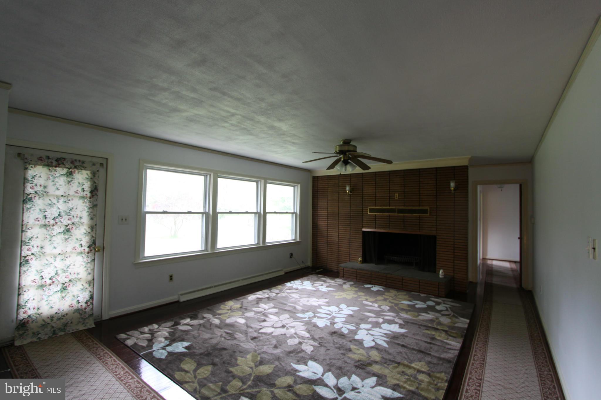6890 Hawthorne Road La Plata, MD 20646 - Photo 2 of 29 Living Room