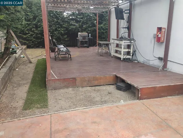 a view of a backyard