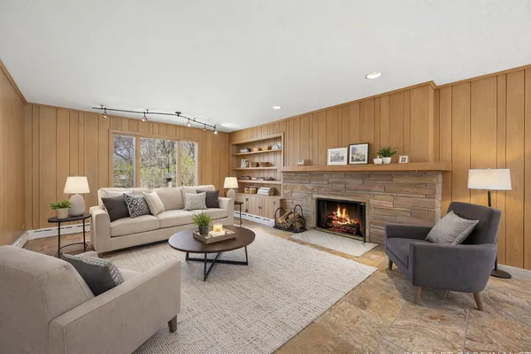 $625,000 | 501 Glenwood Trail, Elgin, IL 60120