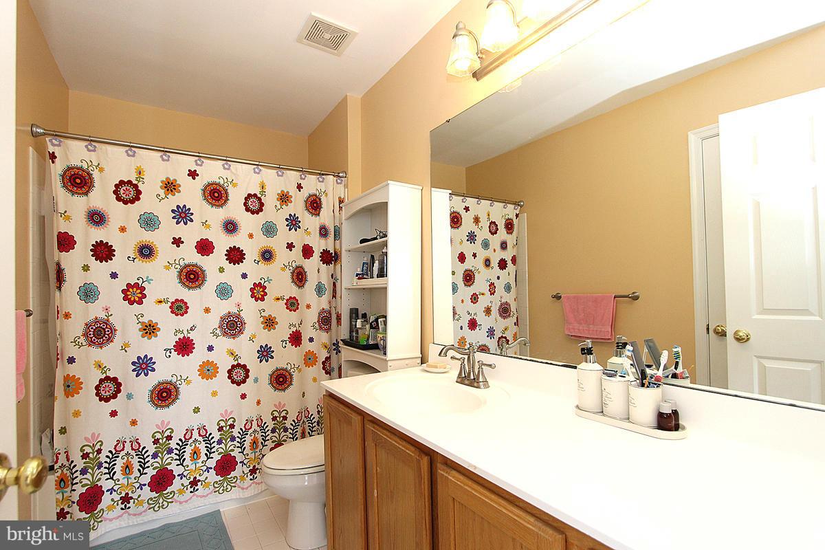 18501 Country Meadow Road Boyds, MD 20841 - Photo 21 of 29 Bath