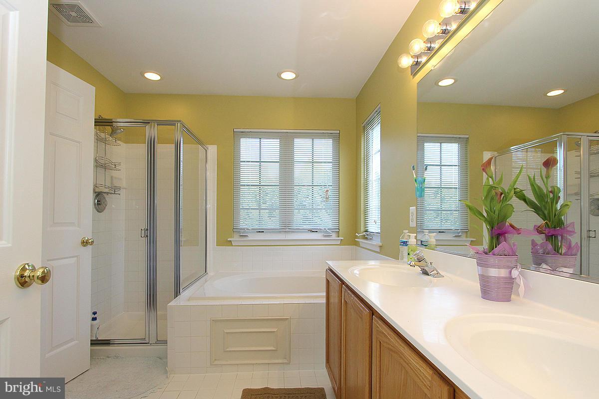 18501 Country Meadow Road Boyds, MD 20841 - Photo 24 of 29 Bath (Master)