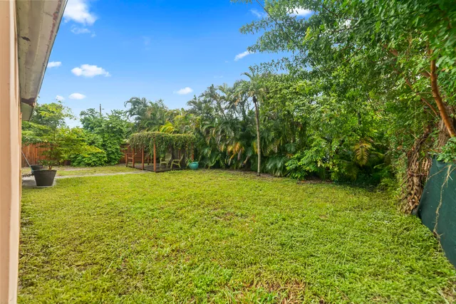 a view of a yard with a house