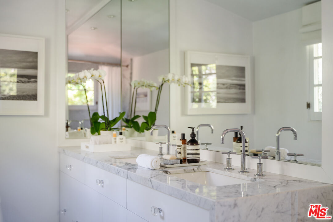 8430 Cresthill Road Los Angeles, CA 90069 - Photo 26 of 36 a bathroom with sink and mirror