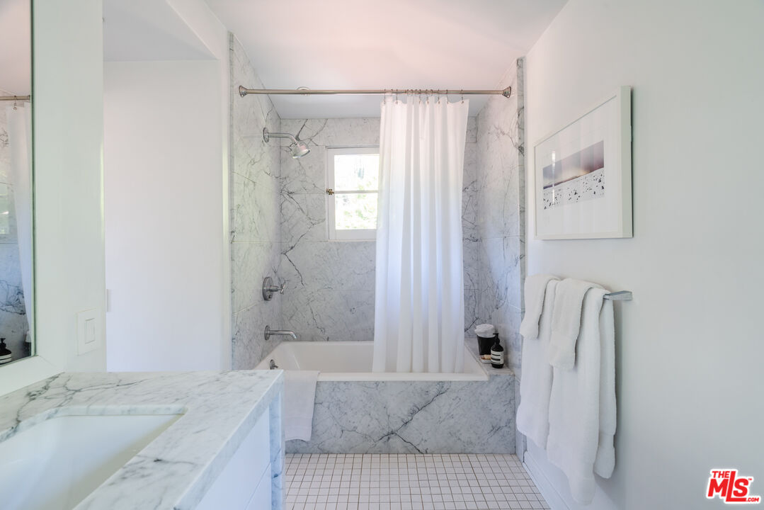 8430 Cresthill Road Los Angeles, CA 90069 - Photo 27 of 36 a bathroom with a sink a toilet and shower