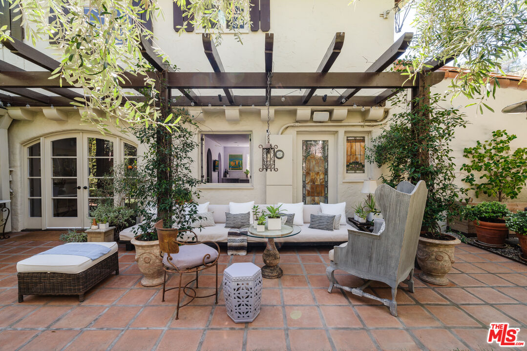 8430 Cresthill Road Los Angeles, CA 90069 - Photo 5 of 36 a outdoor living space with furniture and garden