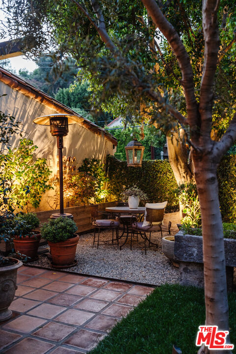 8430 Cresthill Road Los Angeles, CA 90069 - Photo 9 of 36 a view of a table and chairs in the patio