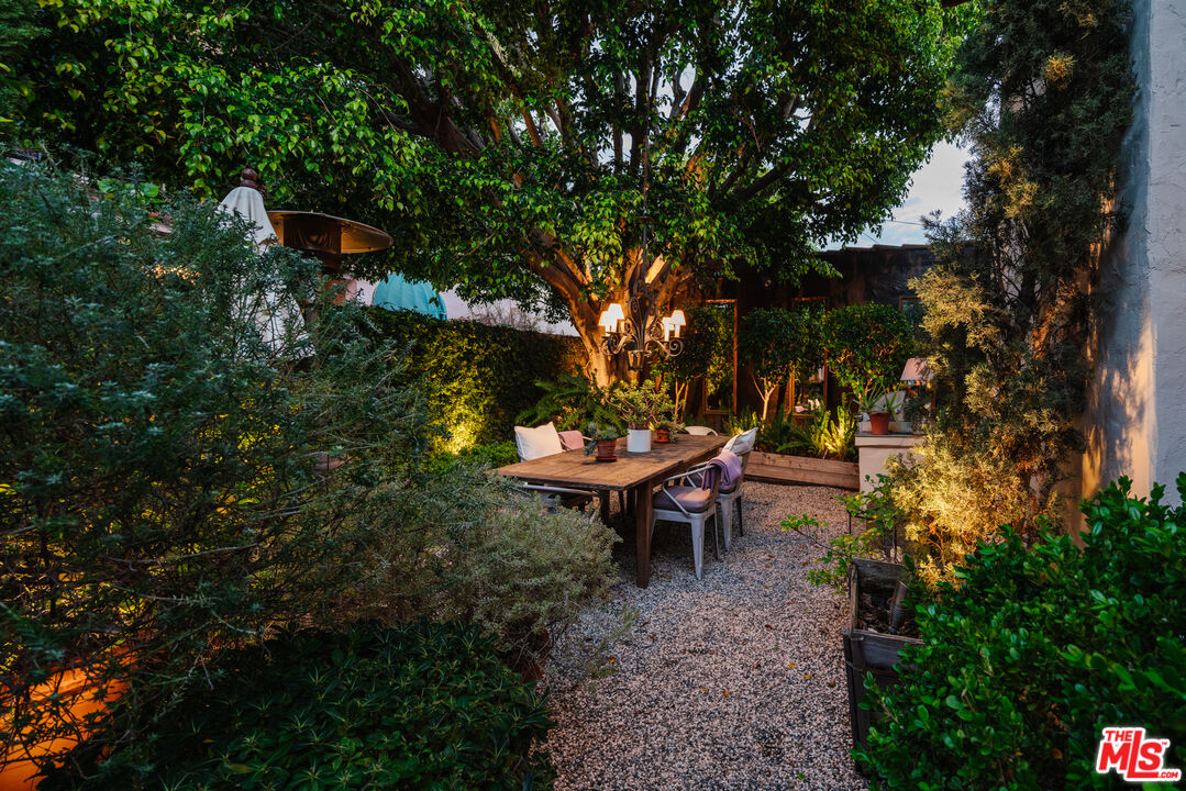 8430 Cresthill Road Los Angeles, CA 90069 - Photo 10 of 36 a backyard of a house with table and chairs