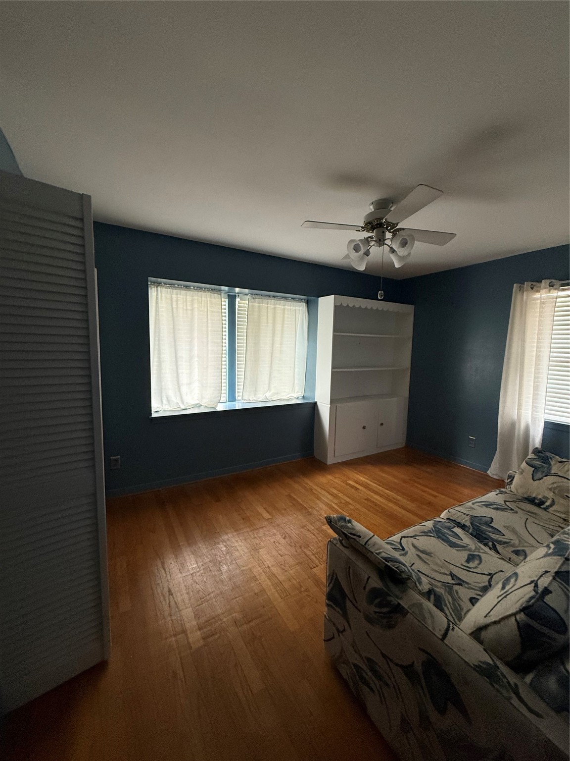 7945 Cedel Drive Houston, TX 77055 - Photo 8 of 11 a bedroom with a bed and a window