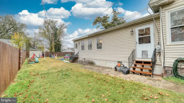 a view of backyard of the house