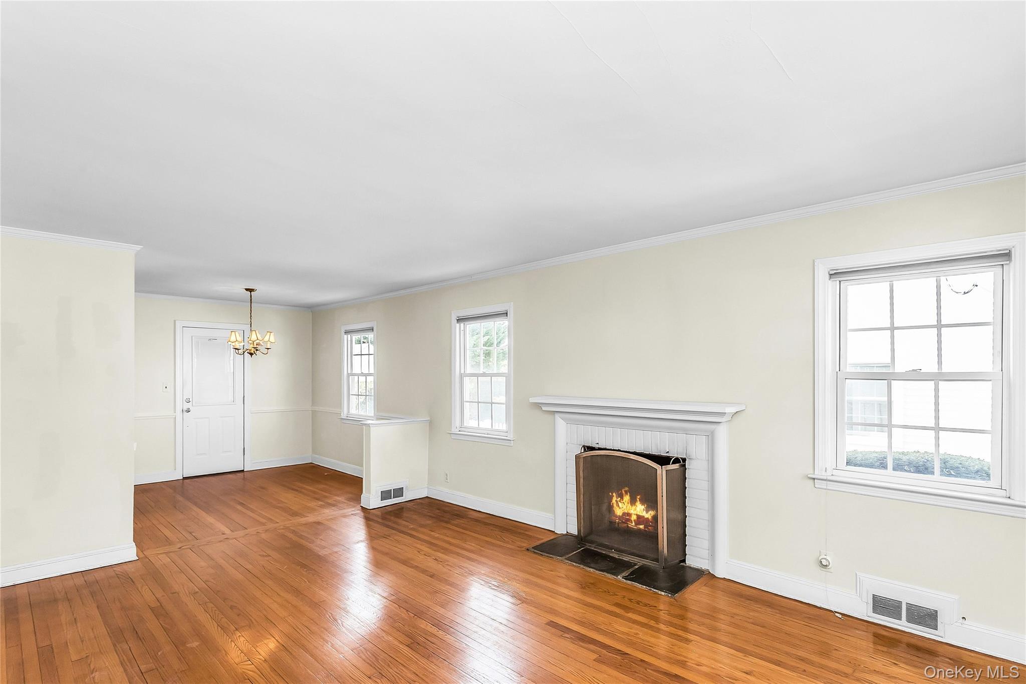 26 Ridge Drive Manhasset, NY 11030 - Photo 4 of 35 Gallery Image 4