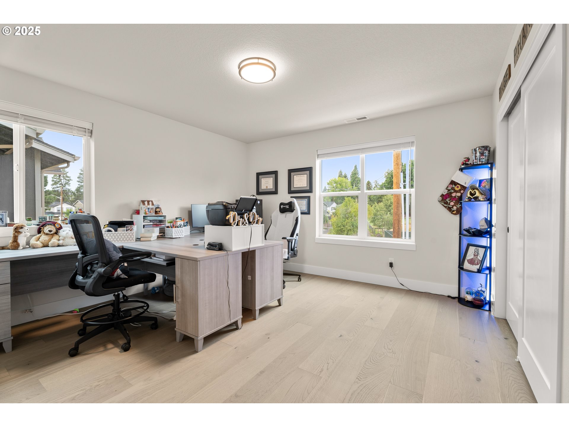 20211 Glen Vista Road Bend, OR 97703 - Photo 21 of 32 a view of a livingroom with workspace and a window