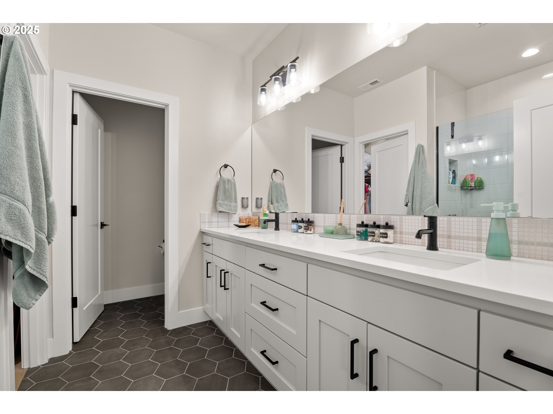20211 Glen Vista Road Bend, OR 97703 - Photo 24 of 32 a bathroom with a double vanity sink and a mirror